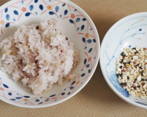 雑穀米を混ぜた白米を正面から撮影