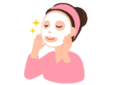 フェイスマスクを貼る女性